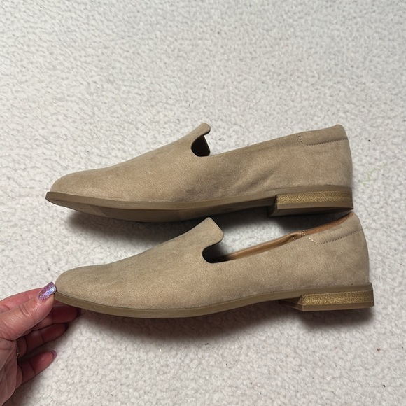 Universal Threads Ladies Suede-Like Tan Loafers, NWOT’s, Size 9.5 - Picture 4 of 9